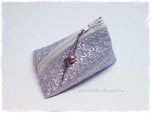 Drobižnica "TrIkOtKa" - pletena rjavo/bež