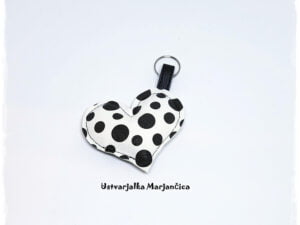 Obesek - srček bel in črne pike