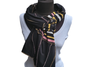 Unikaten črn šal s črtami