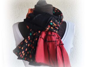 Unikaten črno-rdeče-oranžen šal z vzorcem