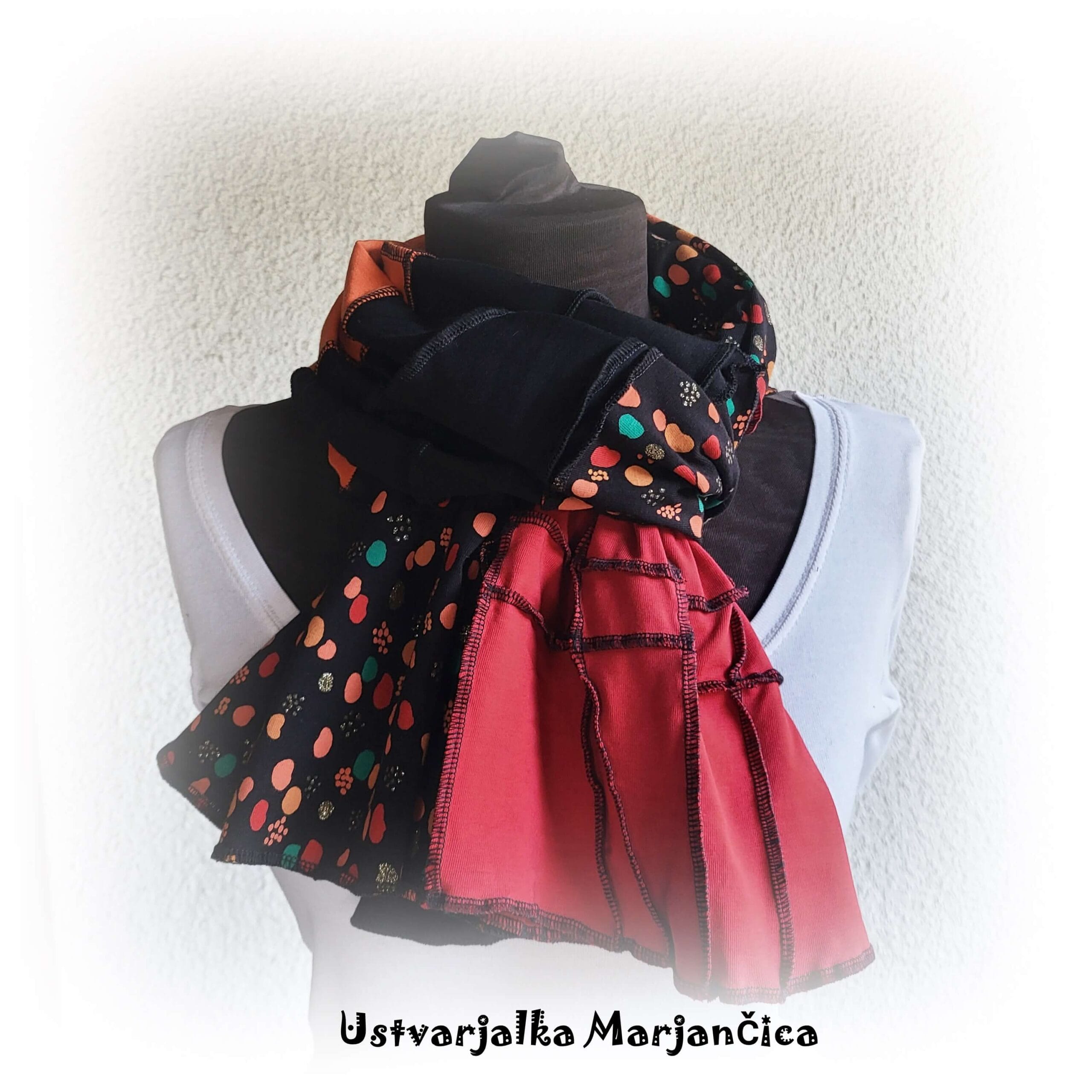 Unikaten črno-rdeče-oranžen šal z vzorcem