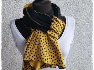Unikaten črno-rumen šal s pikicami