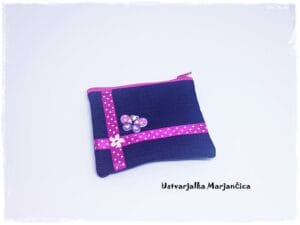 Drobižnica pink metuljčkom in rožico