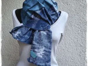 Unikaten moder šal v kombinaciji z jeansom