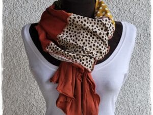 Unikaten šal oranžno-rumen z živalskimi vzorci