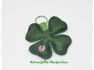 Obesek temno zelena 4-peresna deteljica z roza pikapolonico